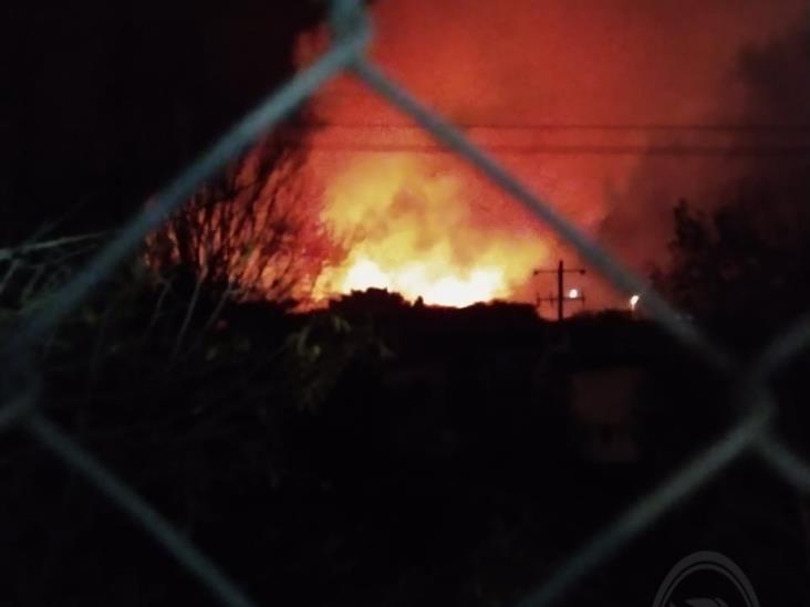 Incendio en Nogales deja un bombero intoxicado