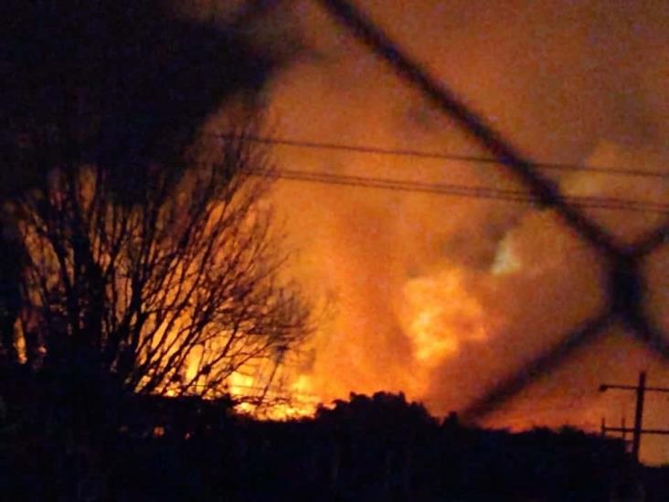 Incendio en Nogales deja un bombero intoxicado