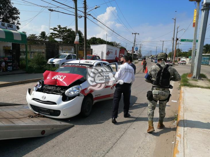 Choca taxi contra camioneta en Coatzacoalcos; dama lesionada
