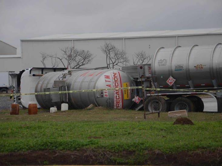 En Veracruz, se vuelca tráiler; deja un lesionado 