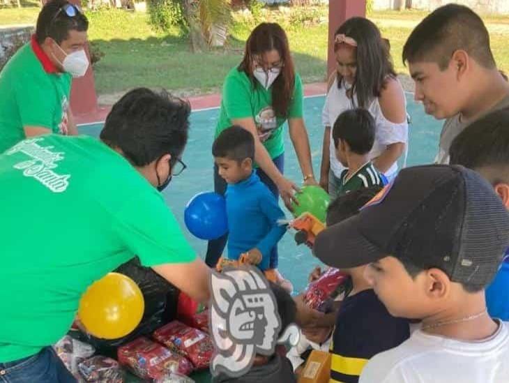 Ayudantes de Santa llevan regalos a niños de Lomas de Barrillas