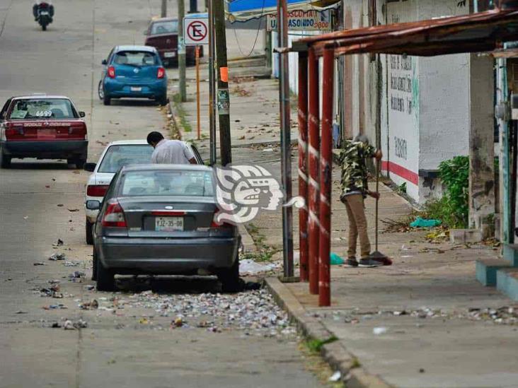 Calles de Coatza amanecen desiertas y llenas de basura