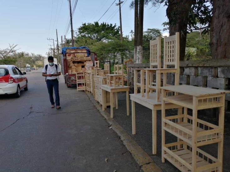 Familia de artesanos de Orizaba llegan a Nanchital a vender sus productos