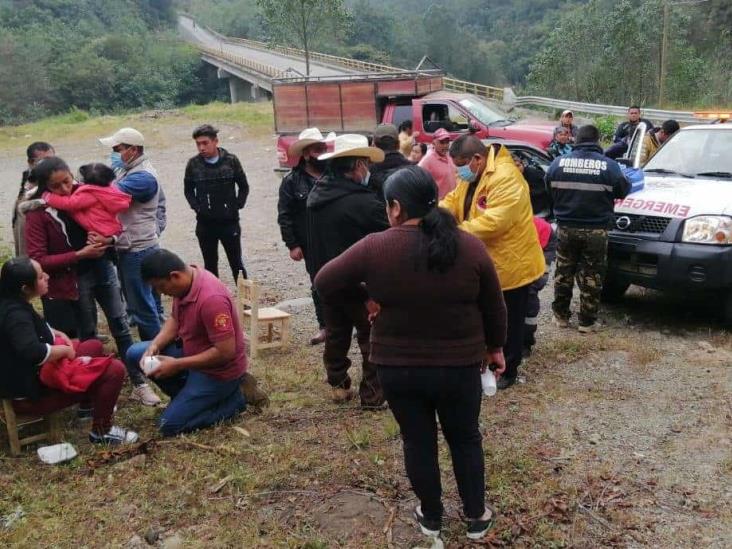 Volcadura en Coscomatepec deja 11 lesionados