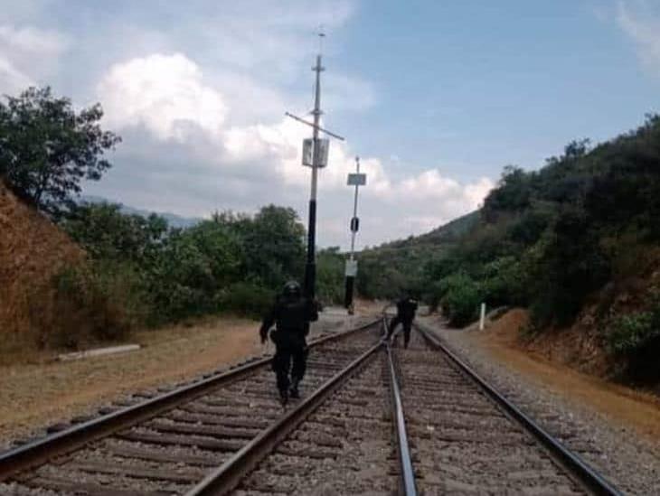 Asaltantes de trenes atacan a balazos a policías en Acultzingo