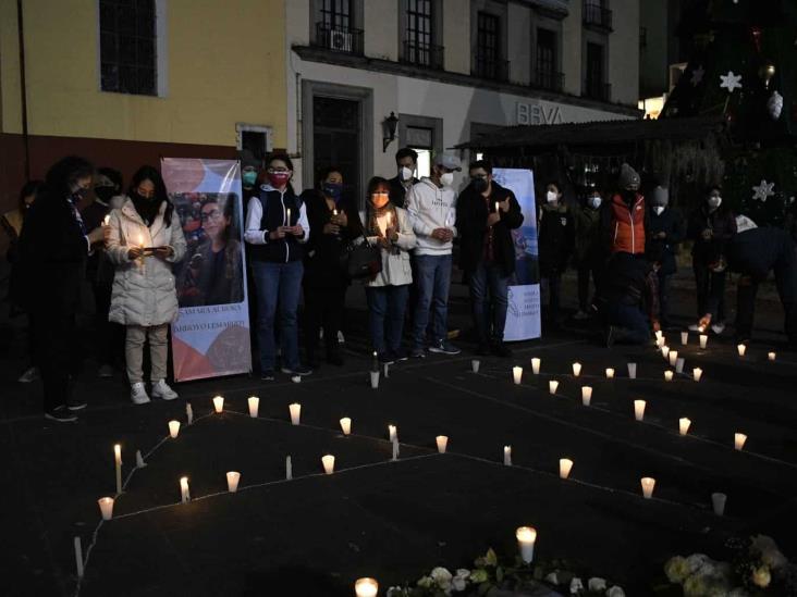 Con veladoras y en silencio recuerdan a Samara en Xalapa