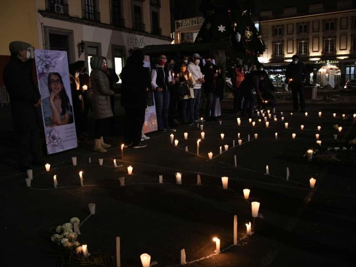 Con veladoras y en silencio recuerdan a Samara en Xalapa