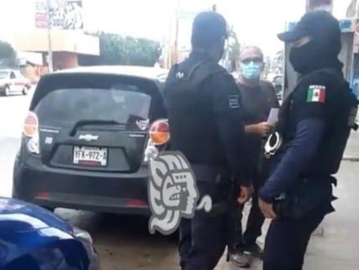 Minatitleco arremete contra acoso de banco y le echan a la policía
