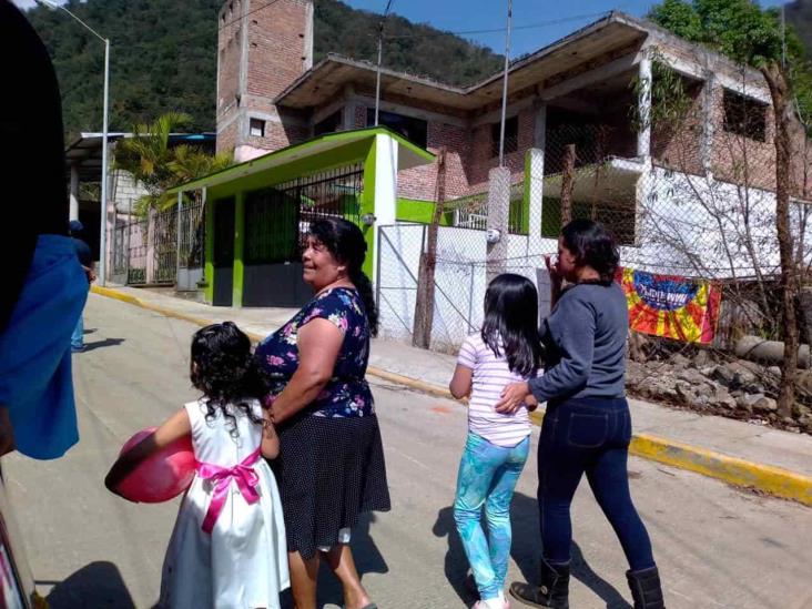 Fieles católicos reparten juguetes en Río Blanco