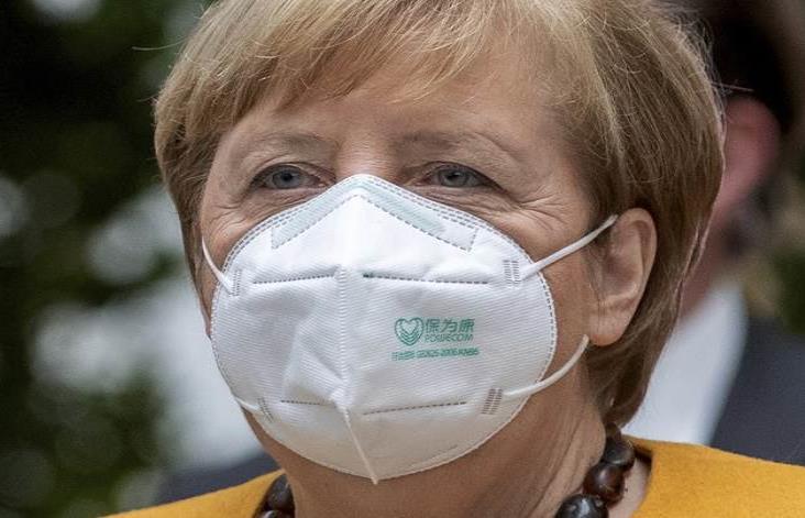 Merkel insta a los alemanes a dejar de quejarse por la lenta distribución de vacunas