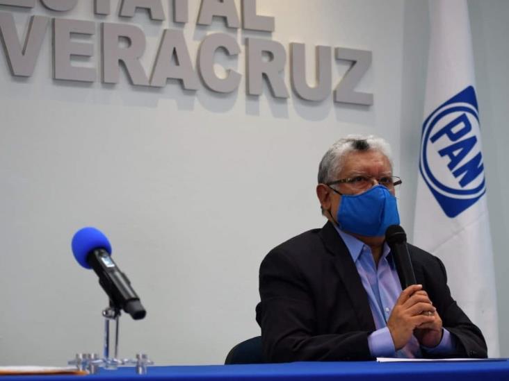 Guzmán Avilés vuelve a coquetear con PRI y PRD