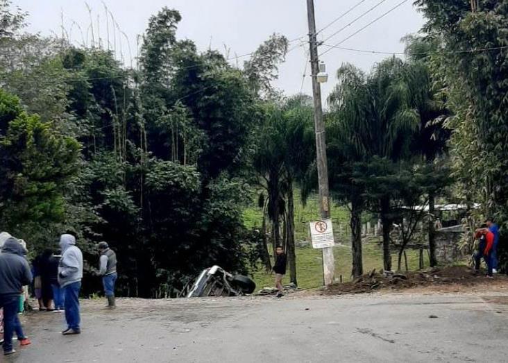 Volcadura de patrulla de Coscomatepec deja 2 oficiales lesionados