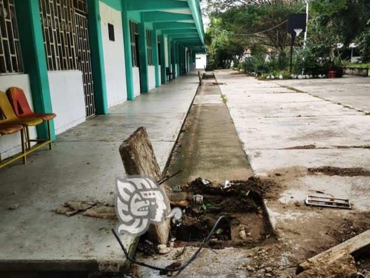 Delincuentes roban cables de energía a escuela secundaria