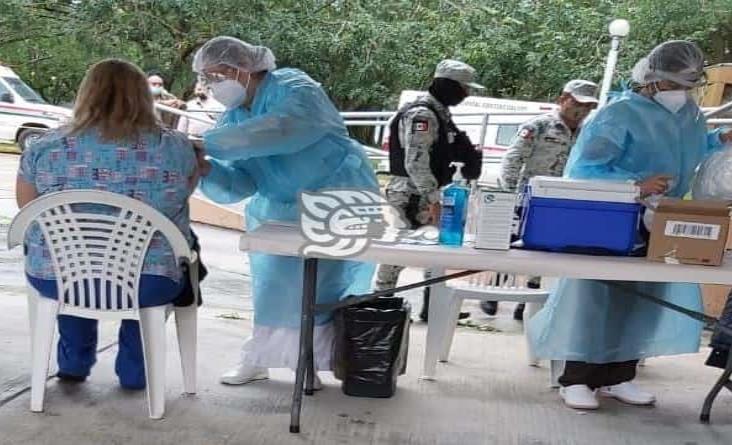 Comienza vacunación de personal en hospitales de Minatitlán