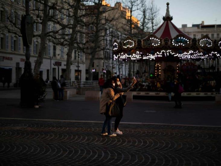 Endurece Francia medidas para viajeros e impone toque de queda nacional