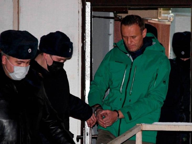 Llama Navalny a la protesta; tribunal le da 30 días de cárcel