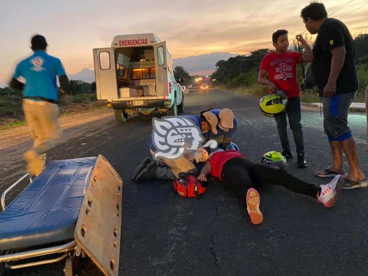 Joven motociclista es impactada por camioneta rumbo a Sayula