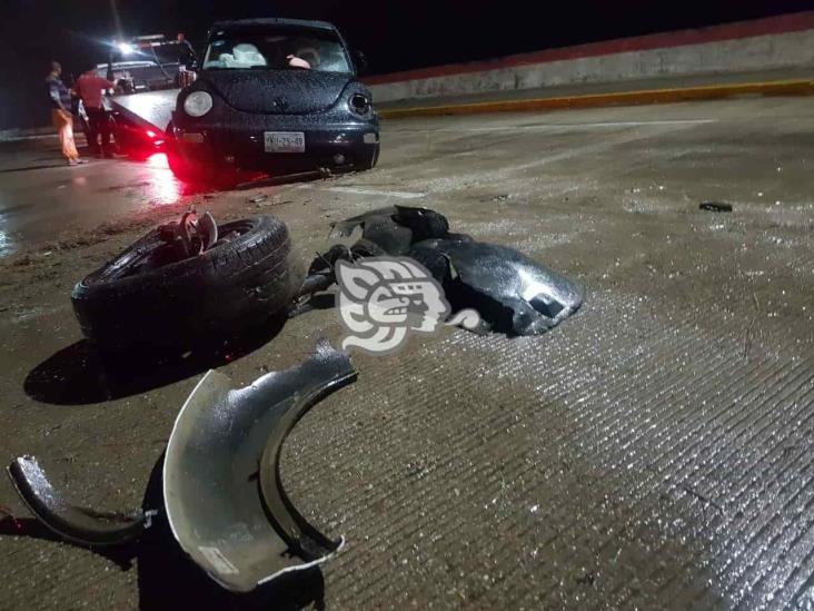 Conductor de automóvil choca contra banca del Malecón
