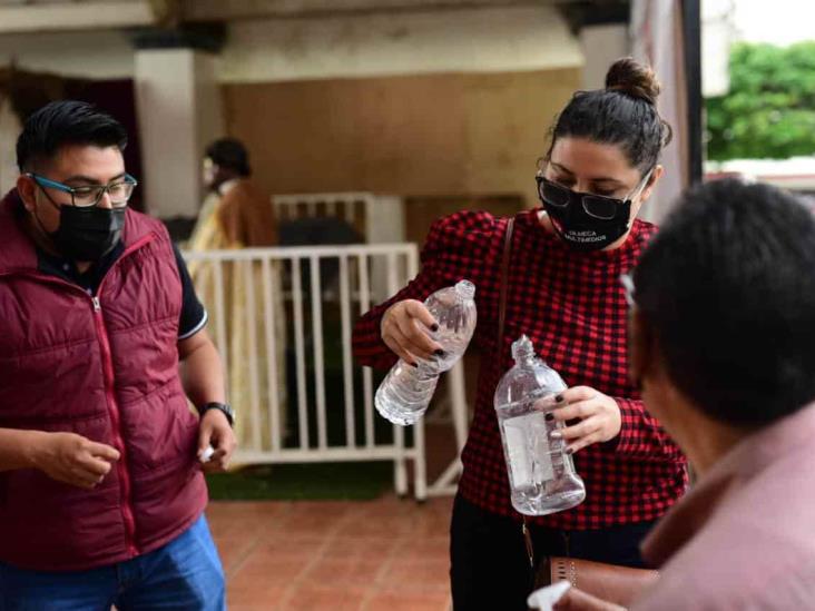 Reparte APEC a periodistas kits para prevenir el Coronavirus
