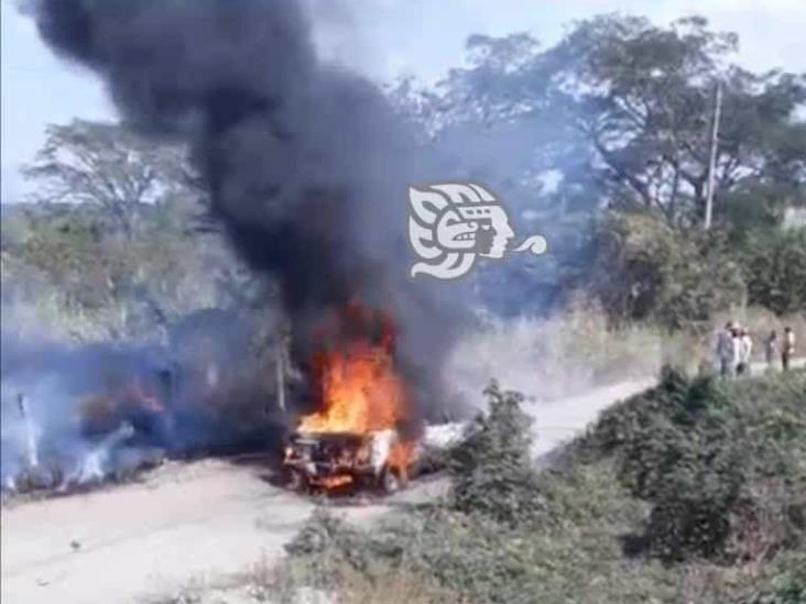 Se incendia camioneta cerca de un cañal en Cuitláhuac