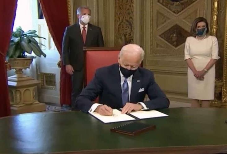Biden firma primer decreto como presidente de Estados Unidos
