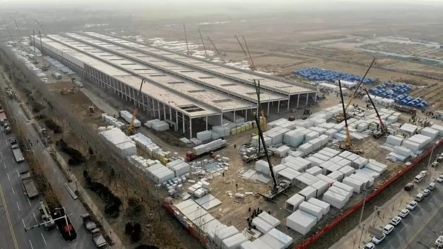 China construye campo masivo de cuarentena para pacientes COVID