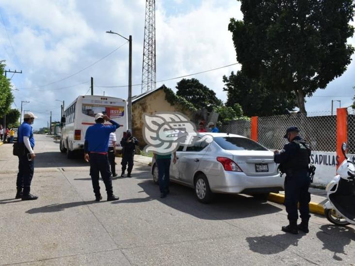 Choque entre camión de pasajeros y automóvil en Oluta