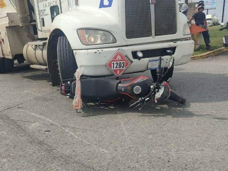 Conductor de pipa arrolla a motociclista en Veracruz
