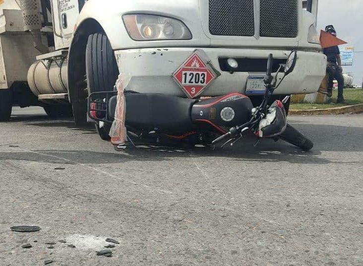 Conductor de pipa arrolla a motociclista en Veracruz