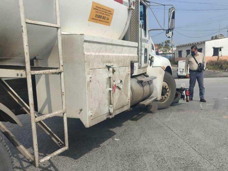 Conductor de pipa arrolla a motociclista en Veracruz