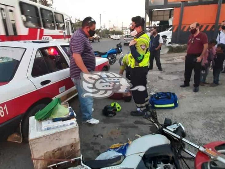 Se registra choque entre motociclista y taxi en calle de Veracruz