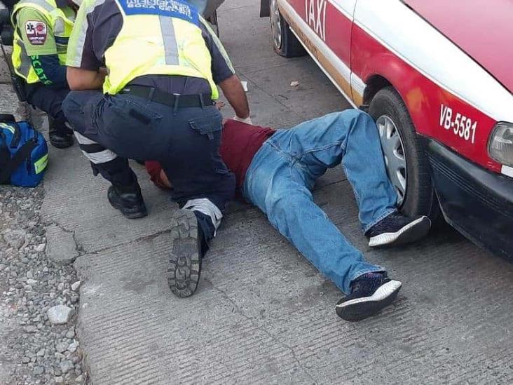 Se registra choque entre motociclista y taxi en calle de Veracruz