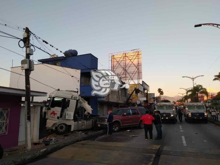 Sin frenos, camión de valores choca con tráiler en Córdoba