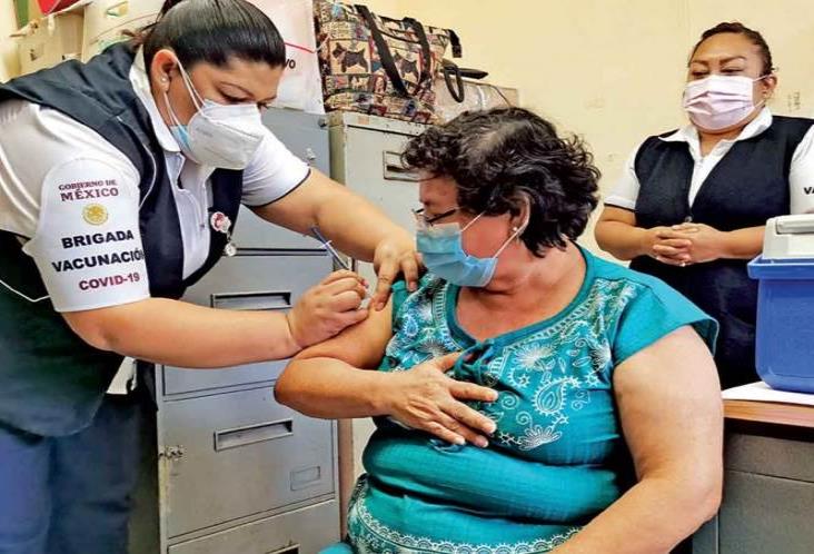 Aplican vacuna contra covid-19 a profesores de Campeche