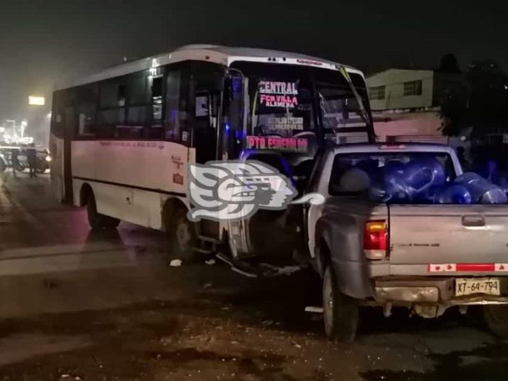 Microbús choca contra camioneta repartidora de agua; 12 heridos