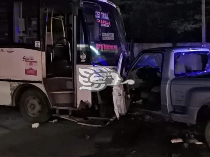 Microbús choca contra camioneta repartidora de agua; 12 heridos