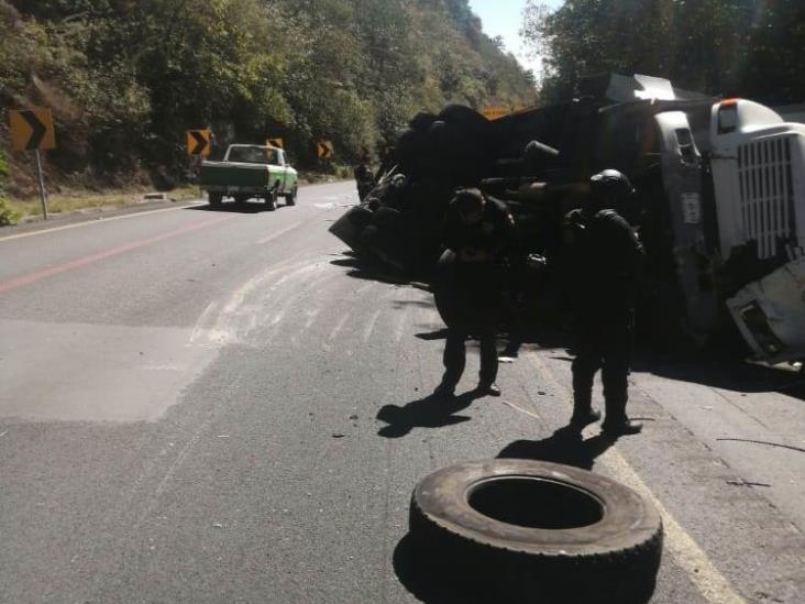 Volcadura de camión de carga en Cumbres de Maltrata deja un lesionado