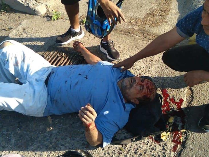 Motociclista impacta contra vehículo en calles de Veracruz