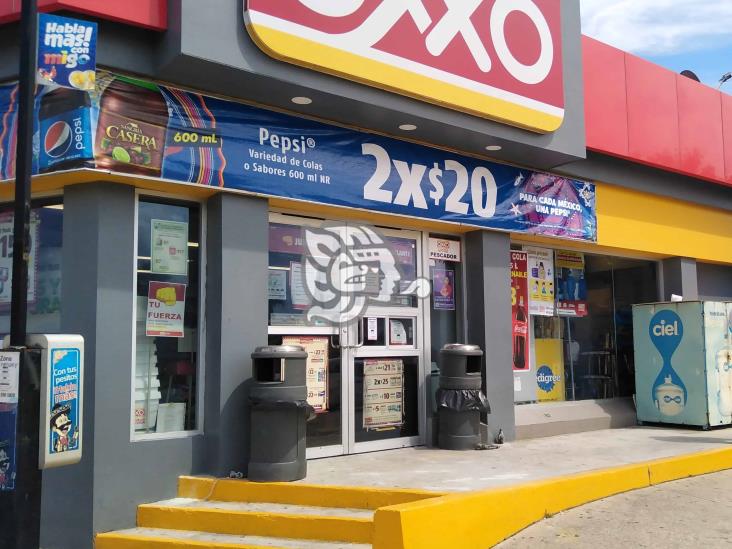 Hombres armados asaltan dos tiendas Oxxo en Coatzacoalcos