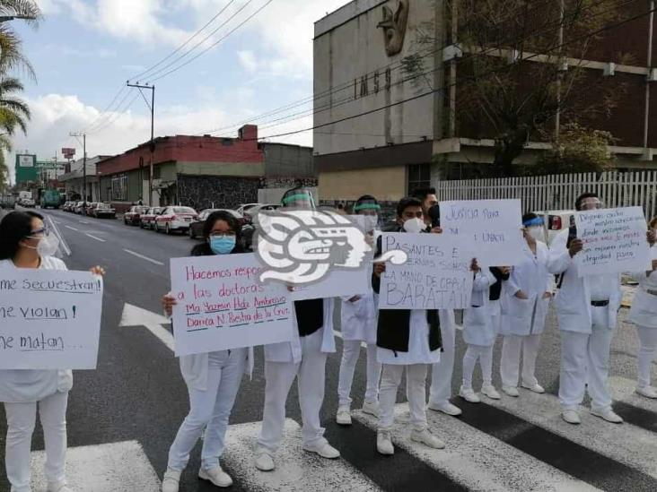 Protestan pasantes del IMSS en Orizaba; cierran vialidades