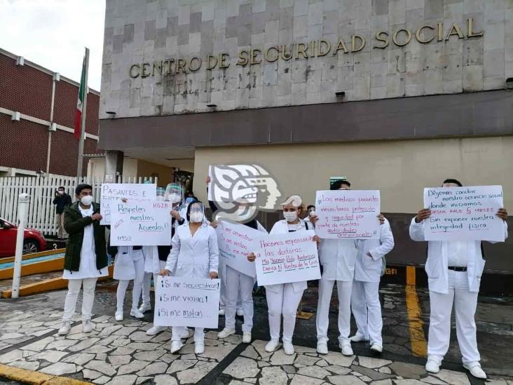 Protestan pasantes del IMSS en Orizaba; cierran vialidades