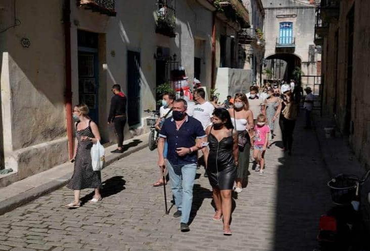 Cuba restringe vuelos de México y aplica cuarentena a viajeros