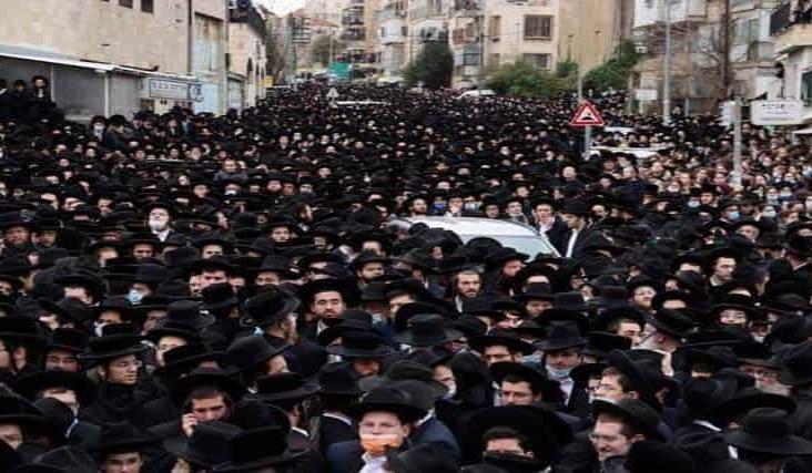 Masivo funeral de rabino en Israel pese a la pandemia