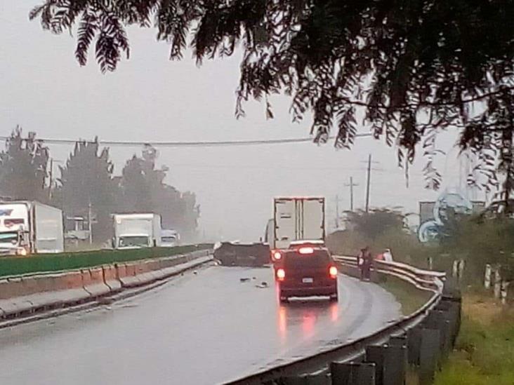 Vuelca camioneta en la Puebla-Córdoba