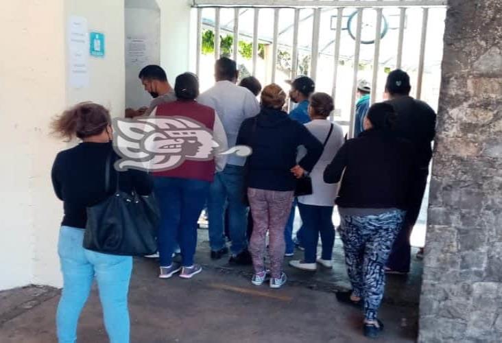 Sin espacios en Técnica 84 de Orizaba; protestan padres