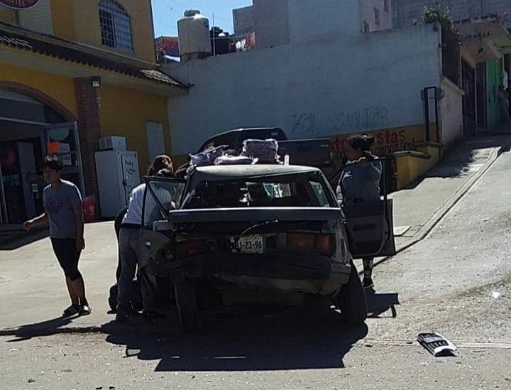 En Xalapa, taxista atropella a menores y a vendedor