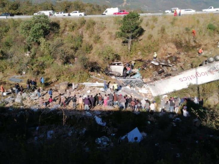 Volcadura en Cumbres de Maltrata deja un muerto y daños materiales