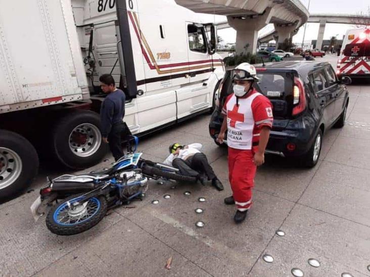 Motociclista se impacta contra automóvil particular en calles de Veracruz