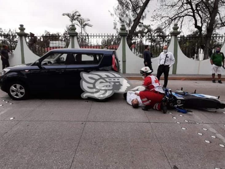 Motociclista se impacta contra automóvil particular en calles de Veracruz