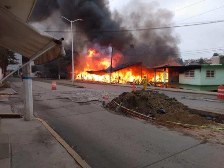 Tras incendio se consume mueblería en Tuxpan